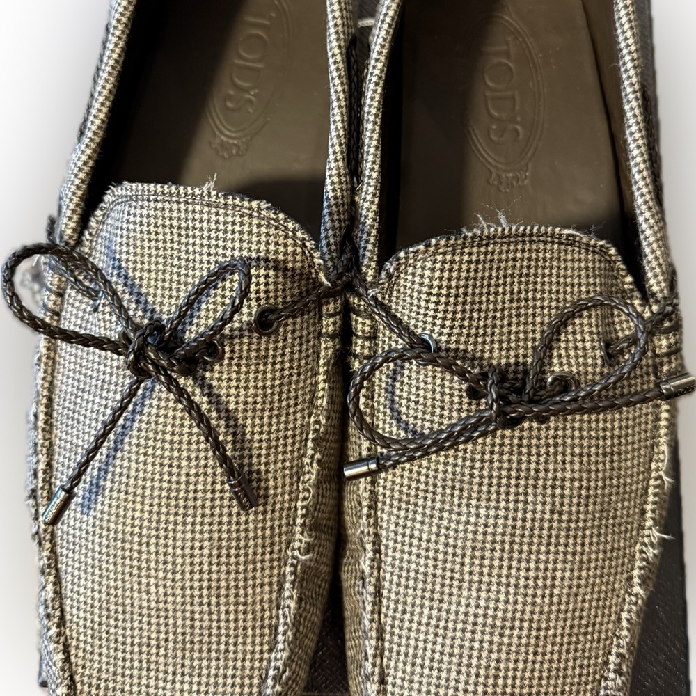 Tod's Men's Black and Cream Loafers